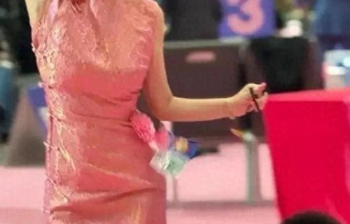 霍思燕全家现身泰国犬展!嗯哼摘牙套帅炸，10岁女儿罕见出镜