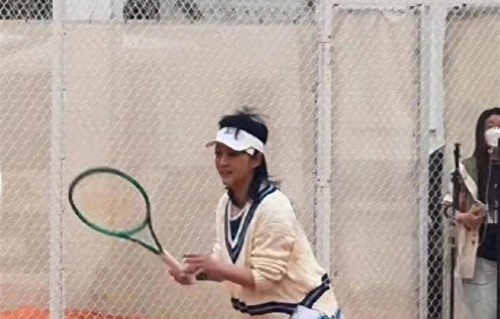 57岁的许戈辉：美女主持变粗腿大妈，结婚21年感情稳定，难回荧幕