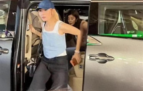 李嘉欣许晋亨合体看演唱会，夫妻俩手牵手好甜，55岁状态太好 了​​​