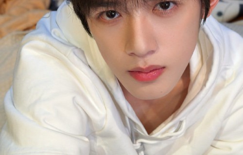 官俊臣：青春本色的纯粹魅力绽放|少年|毛衣|连帽衫|初雪|娱乐圈