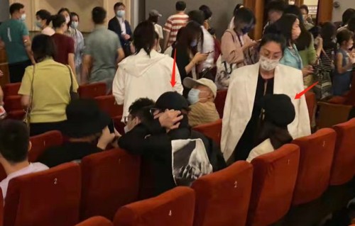 何九华王鸥又被偶遇，疑似一同看话剧，排队排坐一起带多位友人