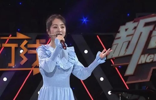 她曾经靠星光大道一炮而红，却因当小三前途尽毁，如今沦为家庭主妇