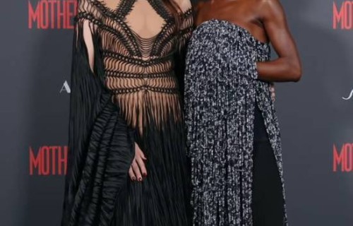 安妮·海瑟薇出手相助 避免米凯拉·科尔红毯上走光