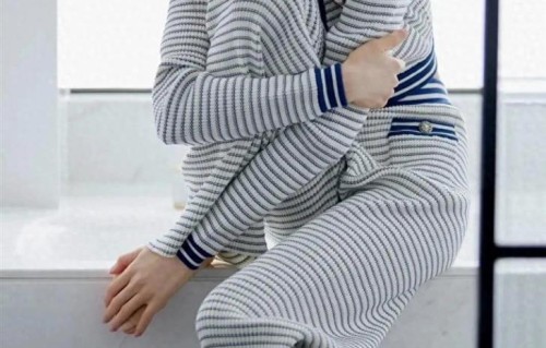 迪丽热巴扎马尾辫，身穿一身条纹套装裙，尽显青春活力