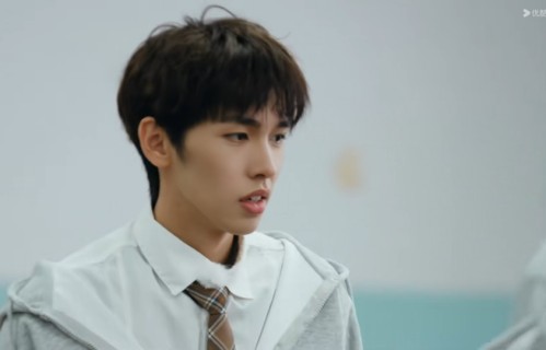 《怦然心动20岁》第五季，张照愉开始心动胡胡祎阳，眼神已经藏不住了！