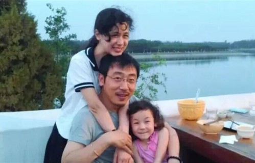 57岁宁理近况曝光！娶洋媳妇生下两个女儿，如今结婚多年宠妻如宝.