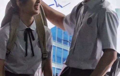 王星越帮邓恩熙提书包，两人校服造型引关注|义务|校园恋爱|苹果肌