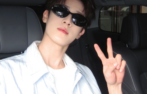 李昀锐走出二里地仍挥手回应粉丝