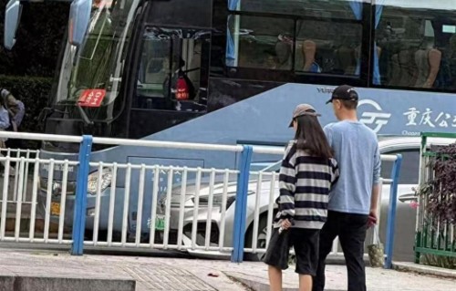 任重夫妇挽手散步被偶遇，41岁孙骁骁年轻漂亮，脚踝纤细真人好瘦