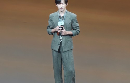 易烊千玺现身华为发布会生图曝光