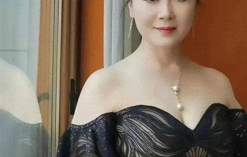 62岁王姬现身，身材饱满状态好，穿搭大胆引热议