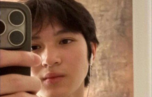 袁咏仪儿子晒怼脸自拍照，18岁魔童神似爸爸张智霖，浓眉大眼很帅|毕业典礼|基因|出国留学|模子|眉眼