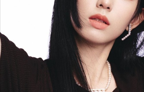 周也“黑长直公主切”亮相，延续新剧《你好1983》复古风