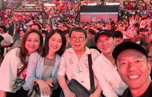 张家辉夫妻再被网民偶遇真实状态曝光，关咏荷惊人冻龄靓样掀热议