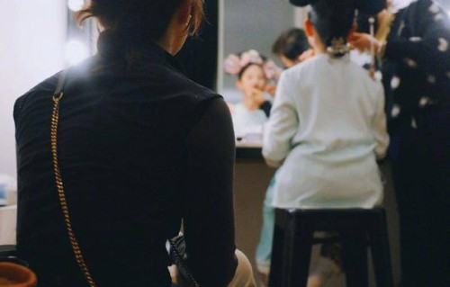 孙俪10岁小女儿装扮成甄嬛，名媛坐姿非常抢镜，邓超:小主吉祥