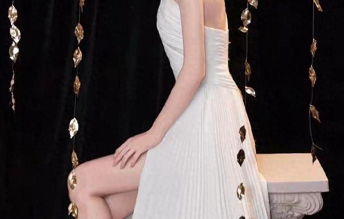 孟子义纯白长裙、高跟美腿，孟子义展现了女神般的气质