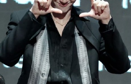 陈哲远冷帽素颜演绎《明明不是下雨天》，手势舞王者归来再掀模仿潮