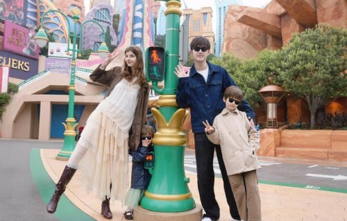 董力晒一家四口迪士尼同框照，8岁儿子身高150：这基因是真开挂