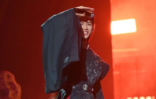 演唱会现场播放《天问》时，龚俊有哪些具体的反应和表现？|刘宇宁|山河令|粉丝|彩带|穿越