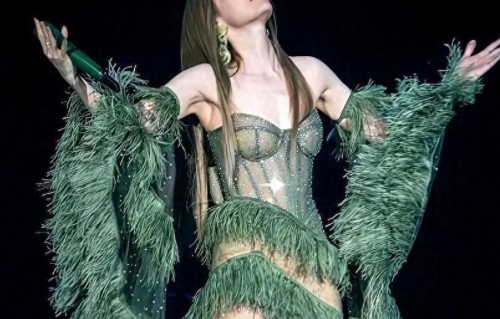 张靓颖穿的不是衣服是光吧！用珠子缝出的视觉，一般人驾驭不了