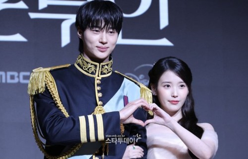 在广告市场寒潮中突围...IU·边佑锡主演《21世纪大君夫人》开播前广告位售罄