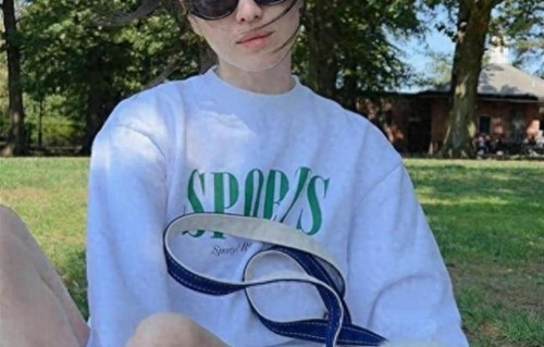 宋慧乔遛狗，带火了一种新穿法：卫衣+短裤，时髦又洋气