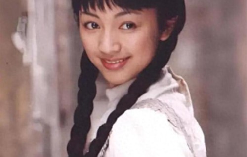 曾被陈坤陆毅追求，最后却嫁为人妻，如今掌管半个娱乐圈！