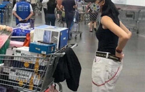 蔡少芬现身珠海山姆会员店购物，她的穿衣打扮好酷，身材又高又瘦