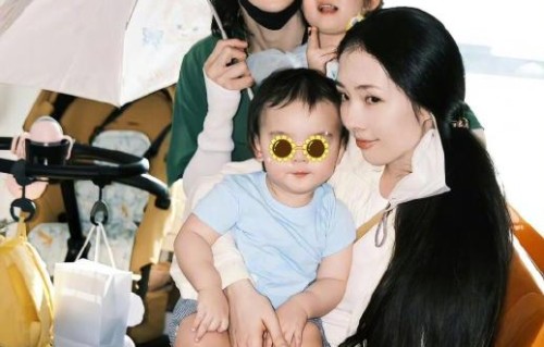 同为豪门子弟，向佐目前主要在从事什么工作来养家？