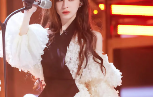 口碑翻车？她跟海清同班，浪姐初舞台跑调，却赢了代斯，难以服众