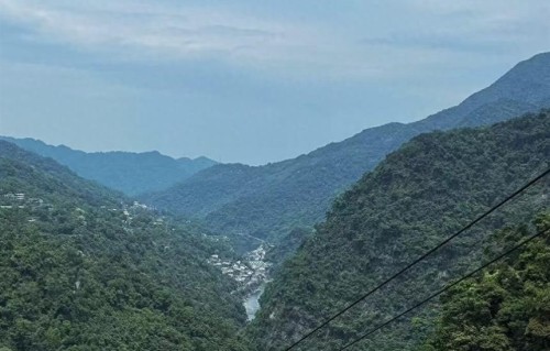 田馥甄晒3人合体爬山，陈嘉桦带包子接地气，任家萱现在最没星味