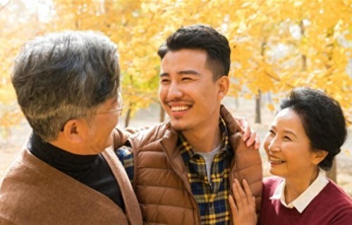 子女问还有多少钱，高情商父母的三句回答，藏着晚年智慧