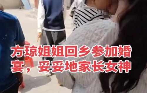 52岁方琼回行唐参加婚宴，一身文艺风穿搭很减龄，模样像30出头