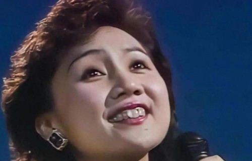 66岁张德兰突发意外！后台摔倒送医，曾上春晚爆火结婚37年无儿女