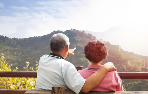 年轻时追求轰轰烈烈，老了才懂：一把伞下，两个人才是人间值得