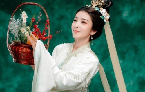 李云霄花神惊艳全网，从戏里仙气到戏外，太治愈了