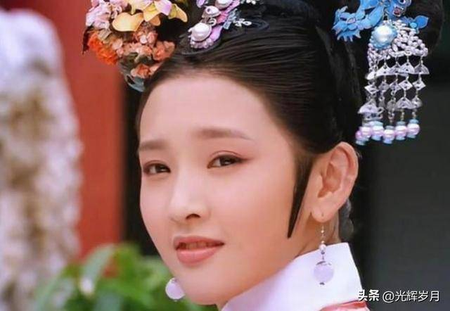  为什么《乘风》系列每年都能爆？主要有三大看点：一是打破年龄焦虑，不看年龄只看实力！50岁的李小冉、49岁的范玮琪、34岁的王濛同台竞技，撕掉中年女演员无戏可拍女性只能相夫教子的标签，让三十而励、四十而飒的形象深深戳中当代女性共鸣。二是全程直播无修音，本季首创七场公演全程直播，无剪辑、无延时，失误、破音、忘词都真实呈现，比录播更刺激、更有悬念，让观众看得心跳加速。三是比舞台更动人的是姐姐们的故事：从陌生到并肩、从紧张到绽放，竞争中有互助，汗水里有泪水，观众看得不仅是唱跳，更是一群成熟女性的自我突破与互相成就，共情感爆棚。 本季必看亮点更是密集：谢娜回归，国民主持人身份加上浪姐IP，笑点与温暖双在线；直播赛制残酷刺激，初舞台直接淘汰三人，三公踢馆八人；神仙同框令人回味，《甄嬛传》唐艺昕×陶昕然、李小冉×温峥嵘，回忆杀直接暴击；跨界破圈惊喜不断，冬奥冠军王濛挑战女团舞，京剧演员侯宇唱流行，反差感十足。 可以预见，这一季注定又是一档现象级爆款。今晚19:00的初见面直播，你最期待哪位姐姐的亮相呢？