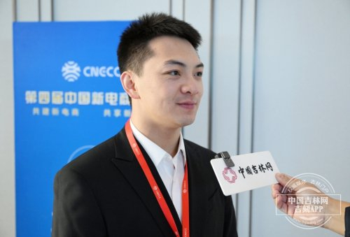 　　从“五行山”下边吃雪饼边唠嗑的景区NPC，到《无限超越班》里即兴表演看哭全场的演员，王铁柱用自己的经历告诉所有人：最好的表演，从来不是演出来的，而是活出来的。