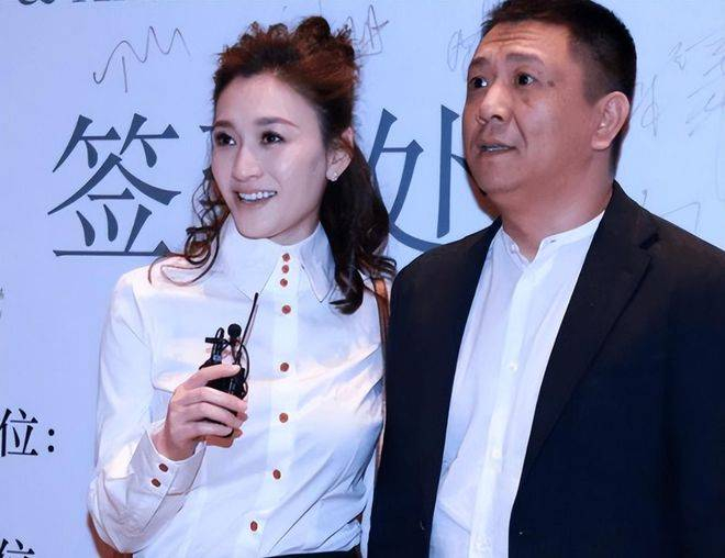 分手后的她很快遇到了导演鄢颇,两人合作拍戏擦出了火花,性格也非常契合,感情稳定到几乎谈婚论嫁。可谁知,2010年,鄢颇在一次意外中受伤住院,这件事闹得沸沸扬扬,而李小冉也始终寸步不离地陪伴在他身边。不管外界的闲言碎语如何,她都没有离开。然而,2013年底,他们最终分手,原因至今没有公开,只留下无尽的猜测和遗憾。 两段感情的波折让李小冉心情低落了很长一段时间,几乎放弃了对感情的期望,所有精力都投入到工作中。而就在这个时候,一个曾默默守护她十多年的男人终于走进了她的生活。这个人就是她现在的丈夫徐佳宁。两人早在1998年就认识了,当时李小冉19岁,徐佳宁在试镜现场递给她东西,那个时候他就对她心动了。尽管徐佳宁把这份心意藏了好多年,做了十几年的男闺蜜,但始终如一地陪在她身边,看着她经历了那么多感情的起伏。 等到李小冉恢复单身,徐佳宁再也按捺不住自己的心意,开始真诚地追求她。他并不急功近利,只是默默地陪伴,听她倾诉,带她散心,慢慢地治愈了她内心的伤痛。李小冉被他十六年的坚持和真心打动,最终答应了他的追求。2014年,他们被拍到一起去民政局办理结婚手续,李小冉也毫不避讳地晒出了牵手照,正式官宣了婚讯。2015年,他们在布鲁塞尔举办了浪漫婚礼,徐佳宁还砸钱买下古堡向她求婚,为她创造了一个梦幻般的婚礼场景。结婚后,徐佳宁一直把她宠得像个公主,不管她想做什么,他都会全力支持,包容她所有的小脾气。这些年来,他们的感情依然稳定如初,从未有过绯闻。李小冉也渐渐走出了过去的阴影,整个人变得更加自信和开朗。 看完李小冉的故事,很多人都豁然开朗。其实,她的冻龄秘诀并非是一块26元香皂的功劳,而是她放下了执念,不再与年龄作斗争,不与名利纠缠,背后还有满满的爱意在托着她。她脸上的每一份松弛和笑意,都是被爱滋养出来的,而这种状态,绝非任何贵价护肤品能堆砌出来的。