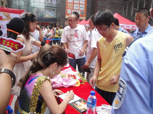 乌兰图雅新专辑火爆签售现场