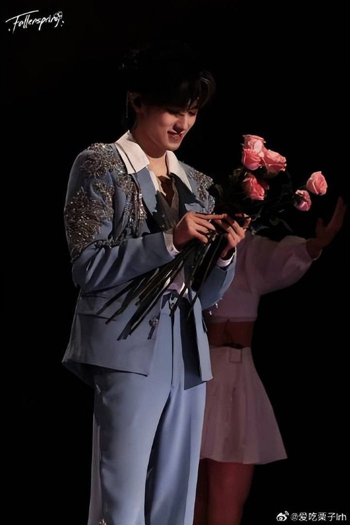 然而,也有观众认为,宋亚轩的表演已经非常出色,保持现在的风格也很重要。他们认为,过于追求变化可能会导致演出失去原有的魅力。这样的争论令人们对宋亚轩的未来发展充满期待,同时也推动了关于音乐表演的深入讨论。每个人的观点都值得被尊重,正是这样的讨论让音乐的世界更加丰富多彩。