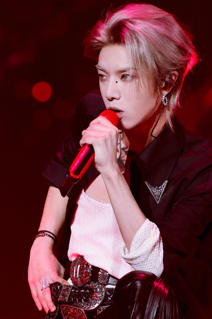 ▲华晨宇 图据华晨宇微博