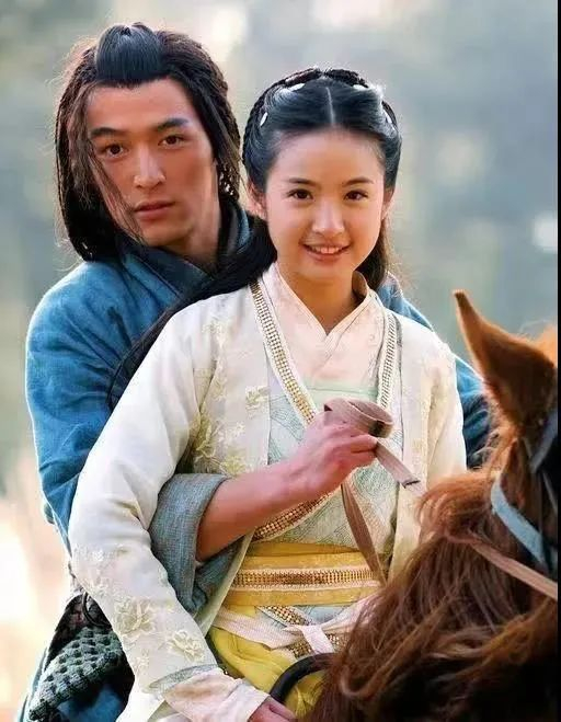 ▲《射雕英雄传》剧照。这部剧拍到一半时，胡歌发生车祸，眼部受伤